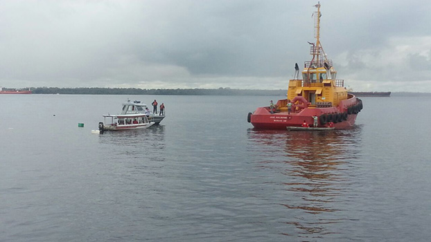 Empurrador colide com barco no rio Negro