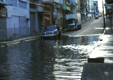Rua dos Barés já tem área alagada