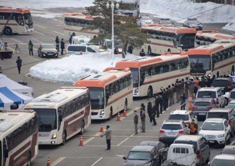 Encontro emotivo entre famílias divididas pela Guerra da Coreia 