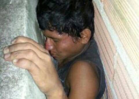 Jovem tenta roubar e fica entalado em muro