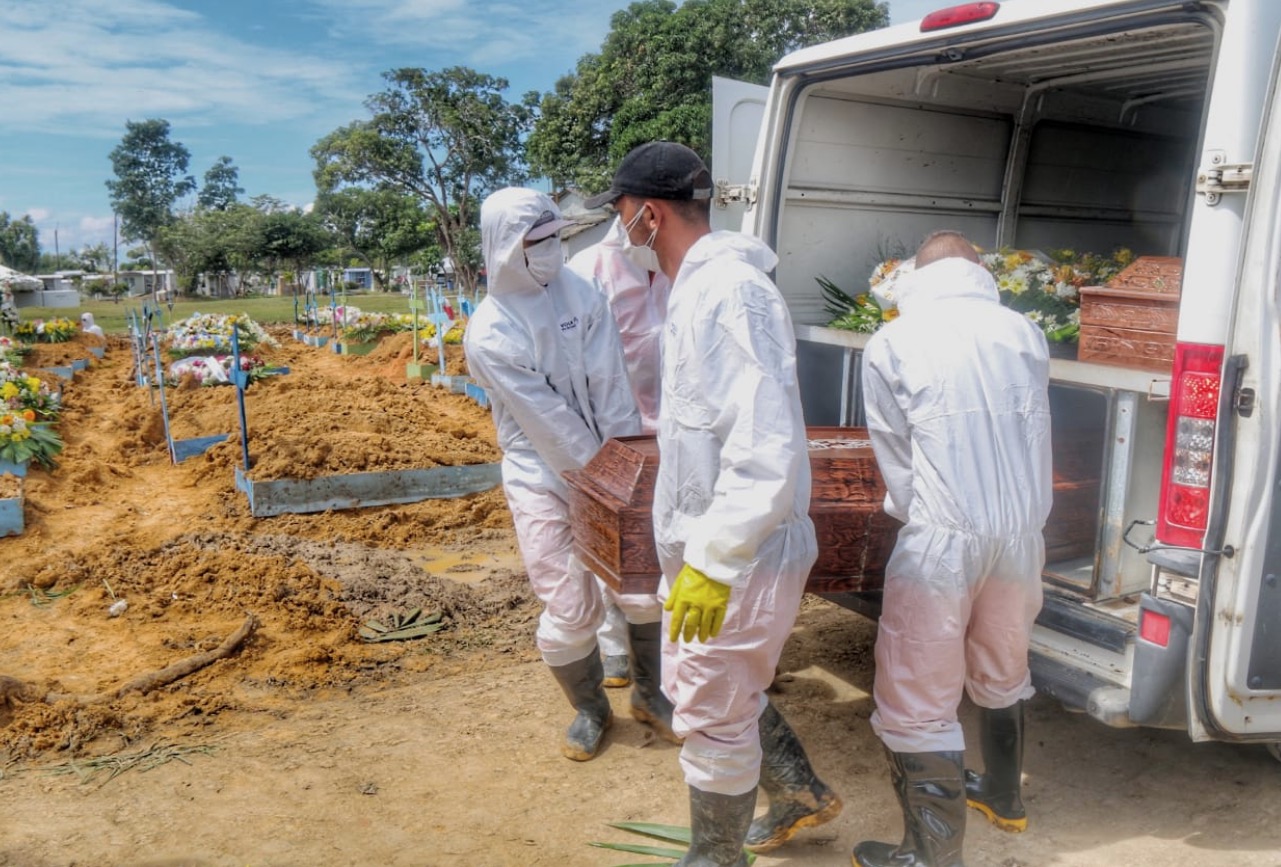 Justiça é acionada para que coveiros tenham prioridade na vacinação 