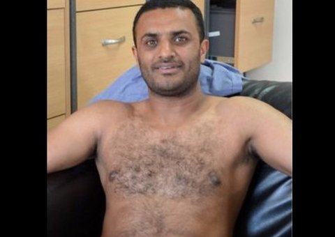 Homem tira a roupa e canta para impressionar chefe