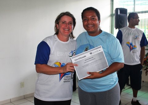 Alunos do curso em educação física adaptada recebem certificados  