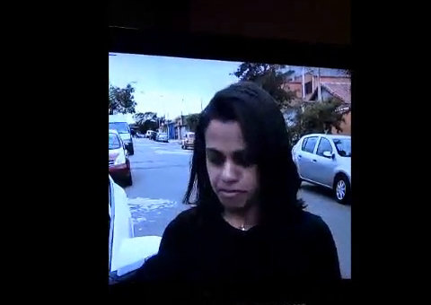 Garota vai dar entrevista e cai o dente