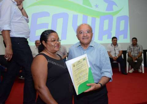 250 famílias recebem títulos de terra 