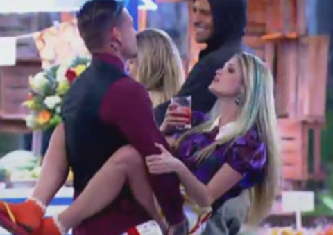 Bárbara dá encoxada em Mateus durante festa