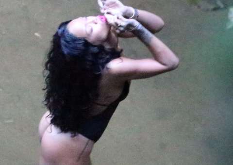 De fio-dental, Rihanna é flagrada tragando "cigarrinho suspeito" no Brasil