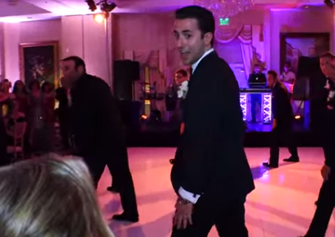 Noivo faz uma surpresa épica em casamento