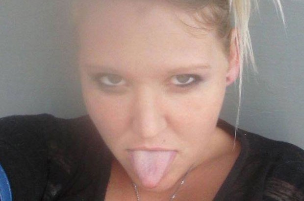 Policial é agredido por mulher com jatos de leite do próprio seio