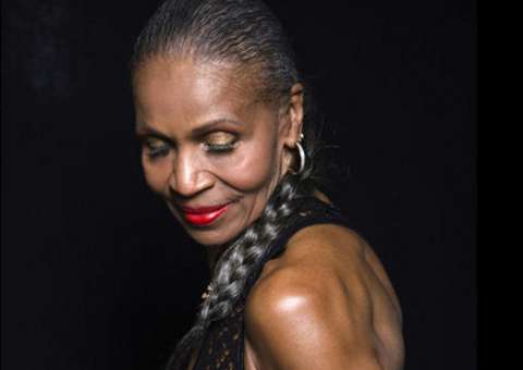 Mulher de 77 anos é uma das fisiculturistas mais velhas do mundo