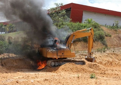 Escavadeira pega fogo no Distrito Industrial 2