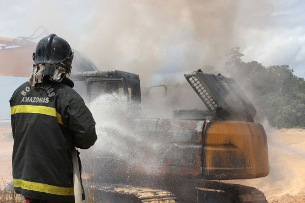 Escavadeira pega fogo no Distrito Industrial 2