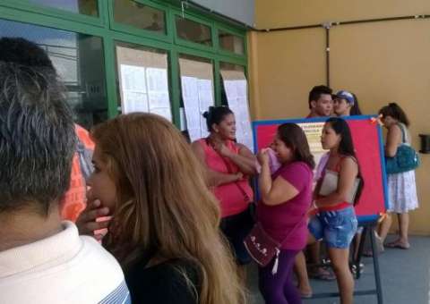 Escola da Cidade Nova barra entrada de pais para fazer matrícula