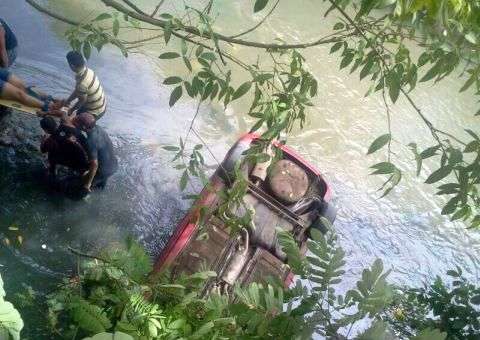 Carro sai do Plaza e cai no igarapé do Mindu