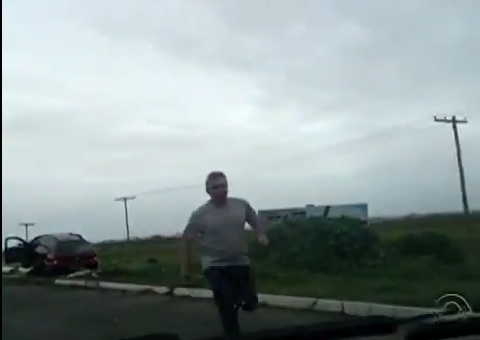 Após noite em motel, homem tenta matar mulher. Cinegrafista filma tudo