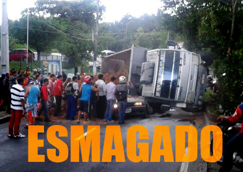 Carro é esmagado por caminhão próximo à UFAM