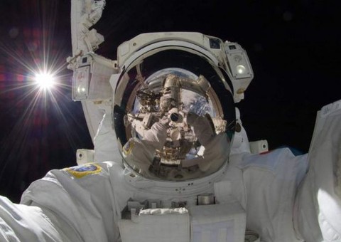 Faça uma viagem espacial através das selfies impressionantes de astronautas