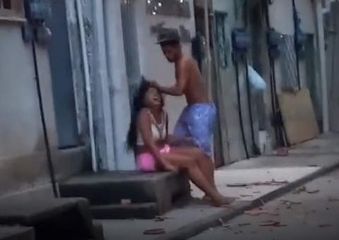 Homem é filmado espancando mulher e se dando mal depois que um macho apareceu; assista