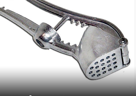 Conheça 4 funções do espremedor de alho que você não conhecia