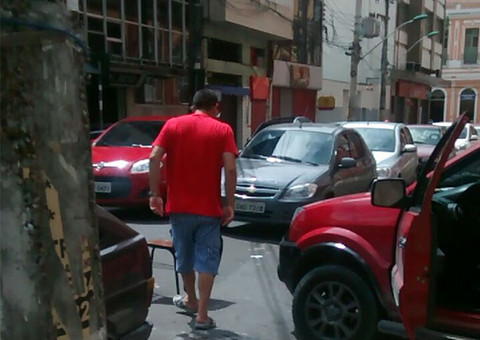 ‘Dono da rua’ cobra estacionamento no centro