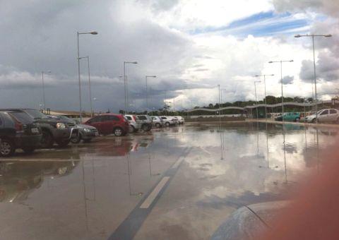 Estacionamento do aeroporto Eduardo Gomes alaga e provoca queda