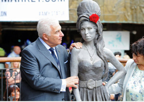 Homenagem merecida ou exagero? 