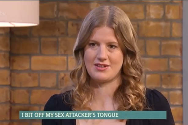 Mulher arranca língua de estuprador e entrega a polícia