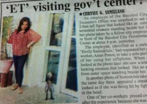 Alienígena aparece em foto ao lado de mulher nas Filipinas 