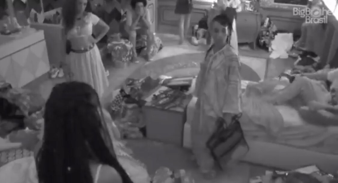 Com ciúmes de Bill, Karol surta com Carla Diaz: ‘falsa do c******