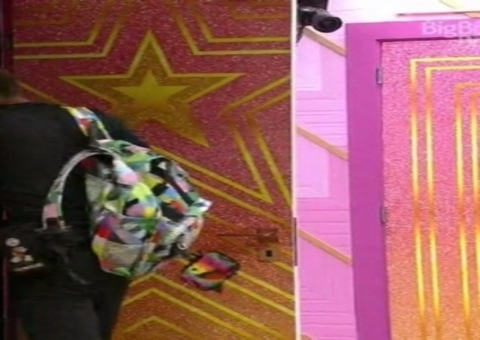 Lucas Penteado abandona BBB21 após noite de barracos na casa