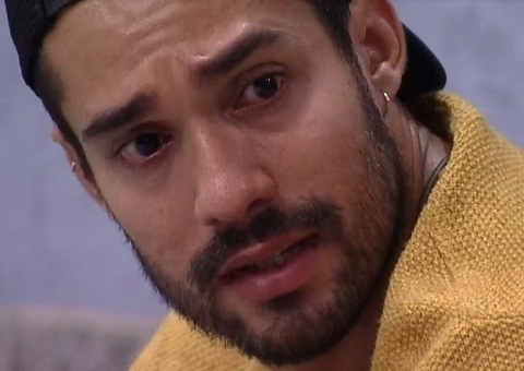 Bil chora em conversa com Karol e família pede saída dele do BBB21