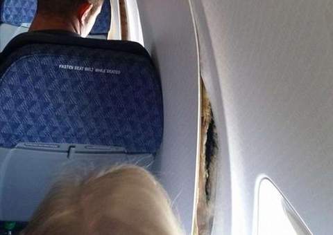 Avião se ‘desmonta’ em pleno voo e causa pânico aos passageiros 