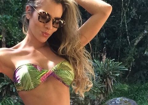  Ex-BBB Adriana compartilha fotos de biquíni durante férias
