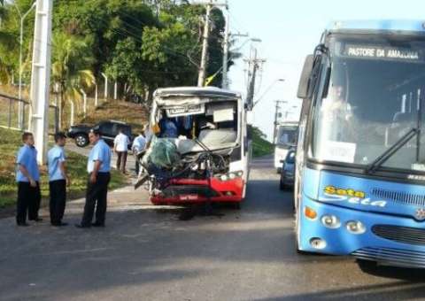 Alternativo em alta velocidade bate em coletivo no Armando Mendes