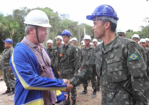 Prefeitura e Exército instalam ponte para saída alternativa da Ponta Negra  