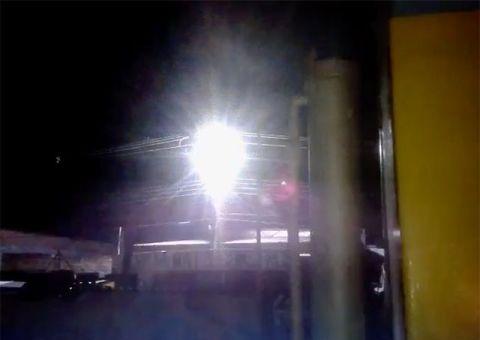 Sobrecarga explode transformador e deixa bairro no escuro em Manaus