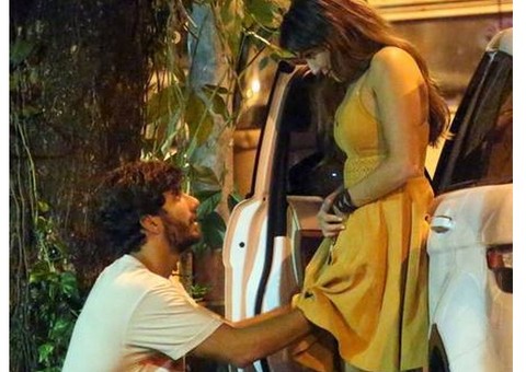 Deborah Secco é flagrada em cenas quentes com o namorado no meio da rua