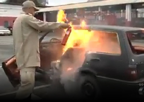 Bombeiros fazem demonstração da eficácia do extintor ABC e dá tudo errado