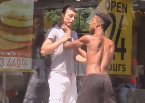 Rapaz tira foto de desconhecidos em pegadinha bizarra e se dá mal