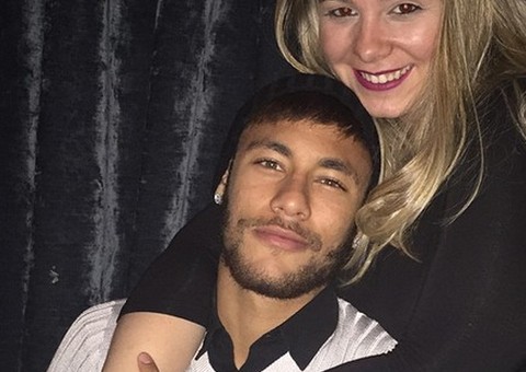 Neymar posta foto com loira e solta “to pegando”
