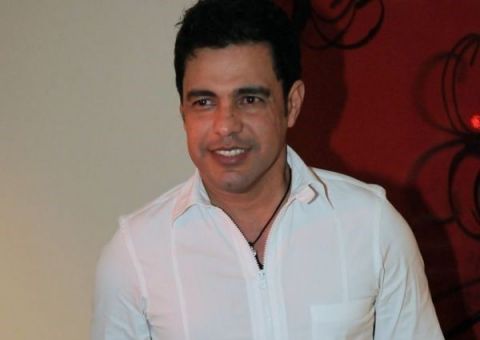 Zezé Di Camargo não assume namoro por que tem mais duas