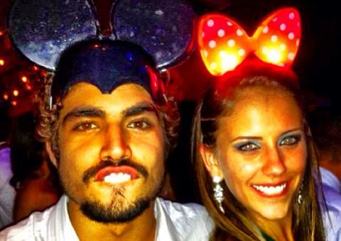 Caio Castro posa com a nova namorada