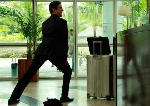 Expulso de hotel, Félix dança funk em cima da peruca do gerente 