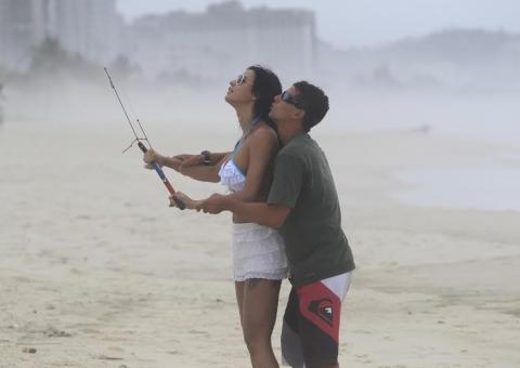 Instrutor tira casquinha de Lorena em aula de Kitesurf