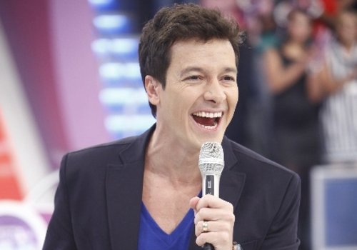 Rodrigo Faro ganha por mês o salário que diretores da Record ganham em um ano