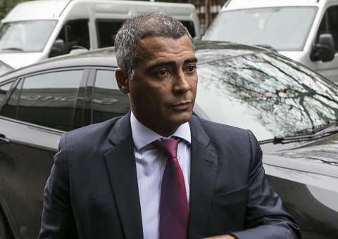 Romário tem CNH apreendida em blitz da Lei Seca no Rio