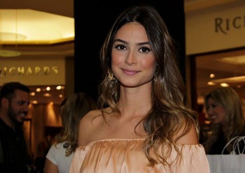 Irritada, Thaila Ayala dá resposta atravessada a fã 