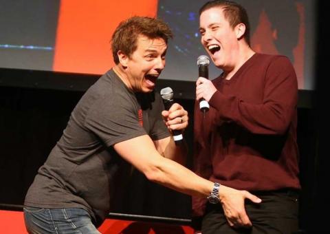  Ator de "Arrow" dá apalpada no saco de fã