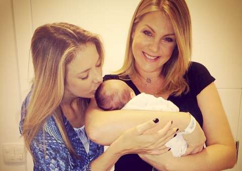  Ticiane Pinheiro visita filho de Ana Hickmann após 1 dia do parto