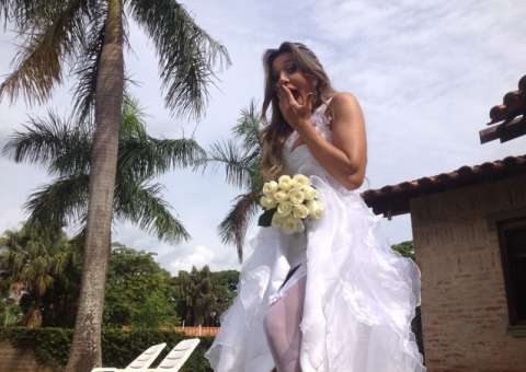 De lingerie e mostrando corpão, ex-BBB participa de clipe do marido